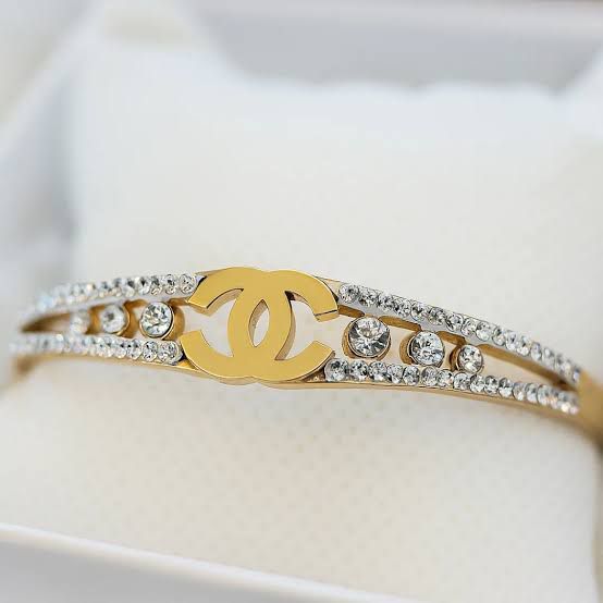 WHITE EMBEDDED STONE CUFF