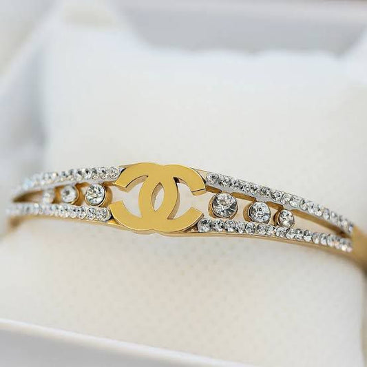 WHITE EMBEDDED STONE CUFF